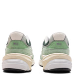 Made In USA 990v6 - Avocado/Natural Mint
